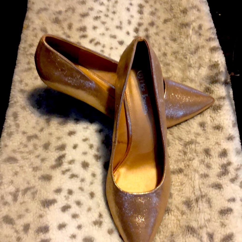 Hot Tomato size 14W, 4 1/2 inch heels fits like a 13
